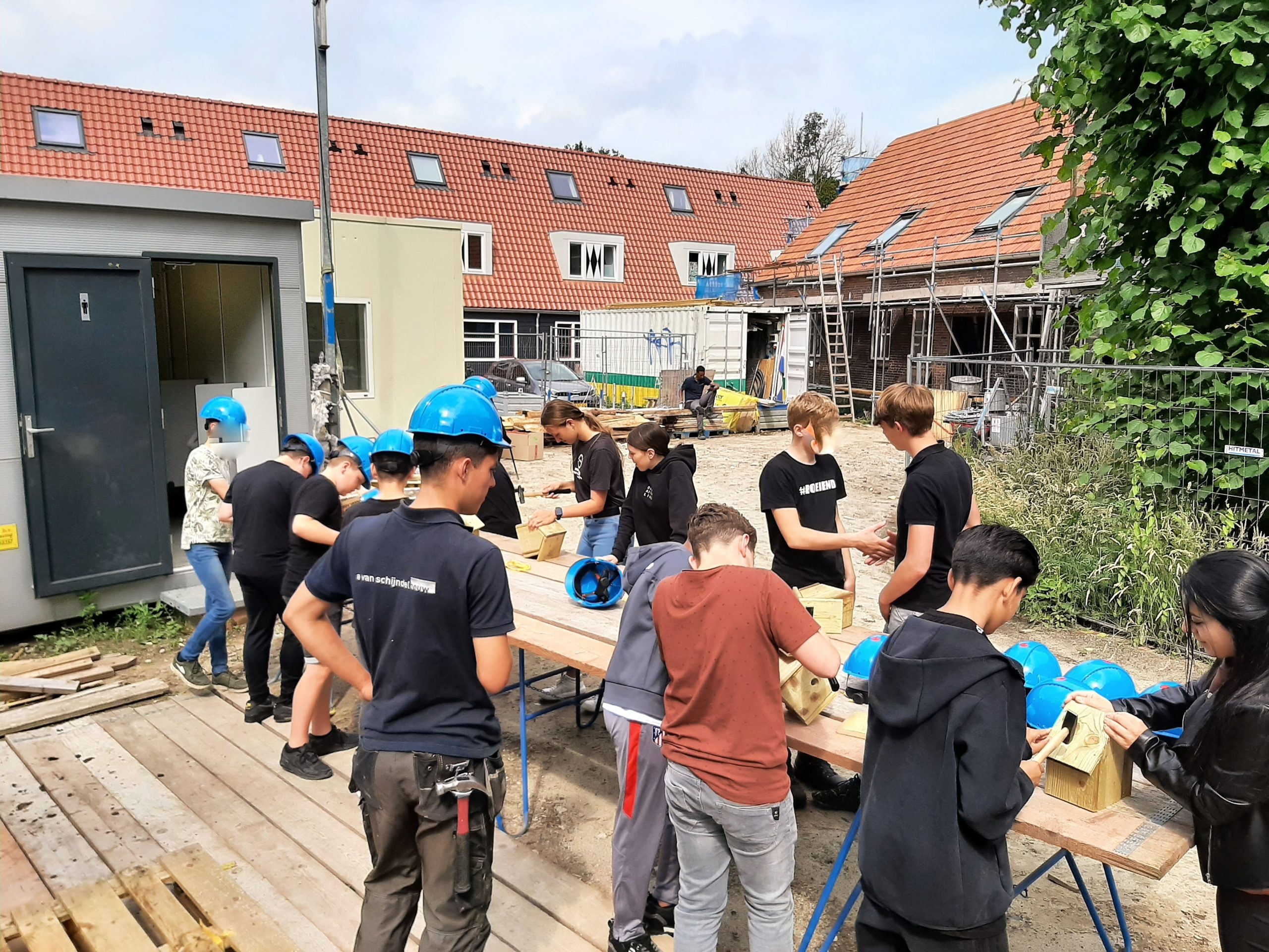 Grote opkomst van brugklas leerlingen van het Commanderijcollege Doregraaf op het bouwproject in Gemert